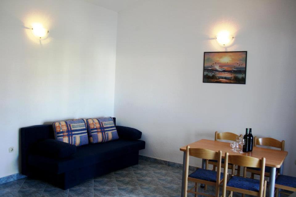 Apartments Leo เพทรอซาเน ภายนอก รูปภาพ